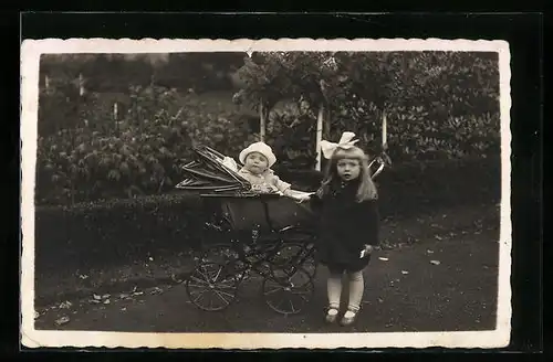 AK Mädchen mit Baby im Kinderwagen