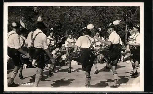 AK Männer in Tracht tanzen Schuhplattler