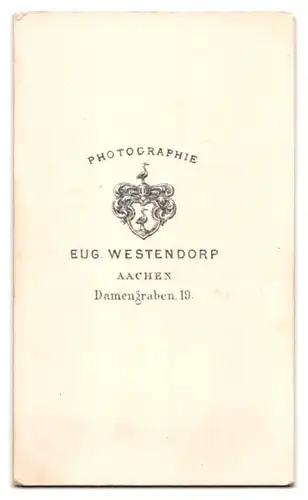 Fotografie Eug. Westendorp, Aachen, Student im Anzug mit Couleur und Biertönnchen samt seinem Hund im Atelier