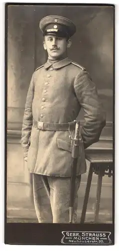 Fotografie Gebr. Strauss, München, Soldat in Feldgrau Uniform mit Cordhose und Bajonett