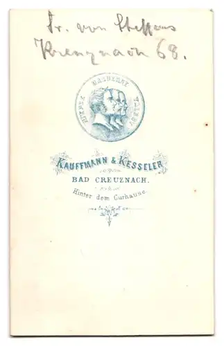 Fotografie Kauffmann & Kessler, Bad Creuznach, Portrait Klara Freifrau von Steffens im dunklen Kleid mit dicker Kette