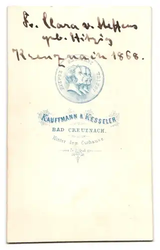 Fotografie Kauffmann & Kesseler, Bad Creuznach, Klara Freifrau von Steffens mit dicker Kette, 1868