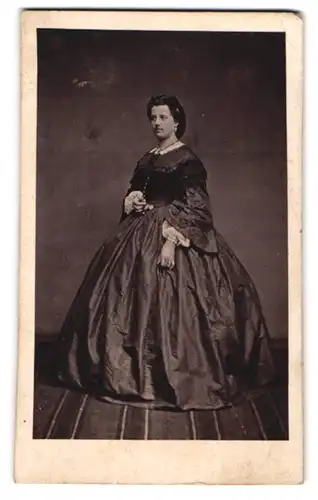 Fotografie unbekannter Fotograf und Ort, Clara Meyer, Theaterschauspielerin im seidenen Reifrockkleid, 1863