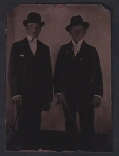 Fotografie Ferrotypie Vater und Sohn in feinen Anzügen mit Hut und Melone, Flanierstock