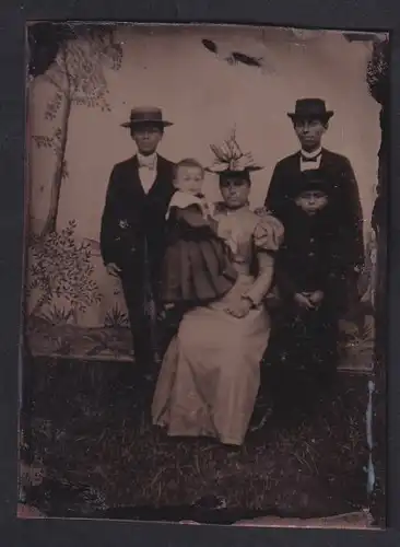 Fotografie Ferrotypie Mutter im hellen Kleid mit ihren vier Kindern im Atelier, kleinste Kind auf dem Arm