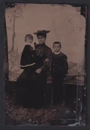 Fotografie Ferrotypie Mutter in Pünktchenbluse posiert mit ihren beiden Kindern im Atelier