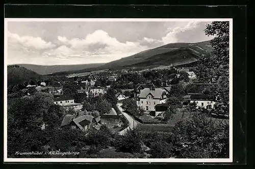 AK Krummhübel /Riesengeb., Ortsansicht gegen Berge