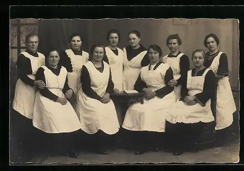 AK Landshut, Gruppenfoto der Dienstmädchen