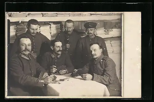 Foto-AK Soldatengruppe beim Kartenspiel im Wäschelager