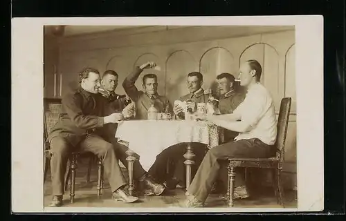 Foto-AK Herrenrunde mit Soldaten beim Kartenspiel
