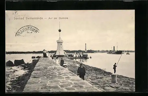 AK Swinemünde, Spaziergänger auf der Ostmole