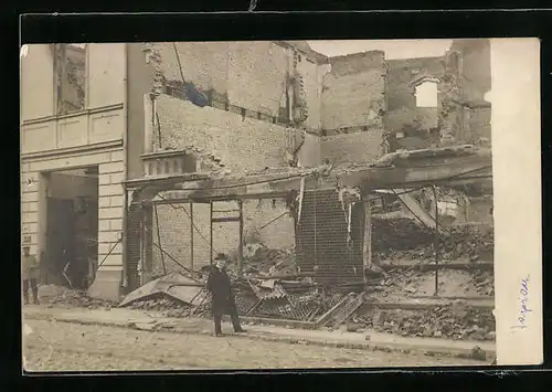 AK Tapiau, Mann steht vor einem zerstörten Gebäude