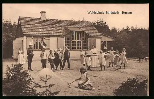 AK Husum, Waldschule Mildstedt-Husum mit spielenden Kindern