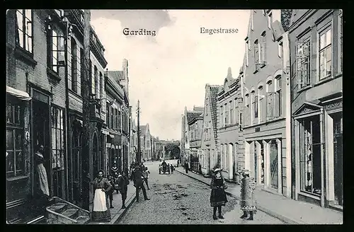AK Garding, Engestrasse mit Passanten