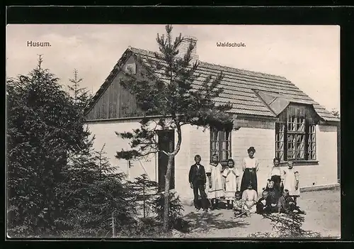 AK Husum, Kinder vor der Waldschule