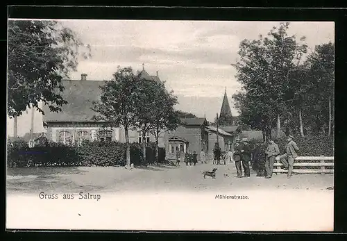 AK Satrup, Partie in der Mühlenstrasse mit Passanten und Blick auf Kirchturm