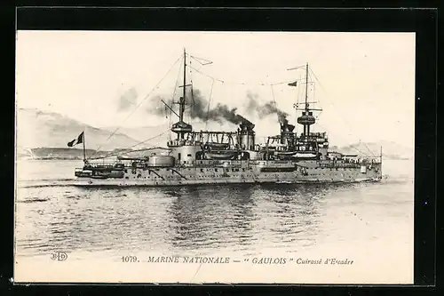 AK Französisches Schlachtschiff Gaulois heizt die Kessel an