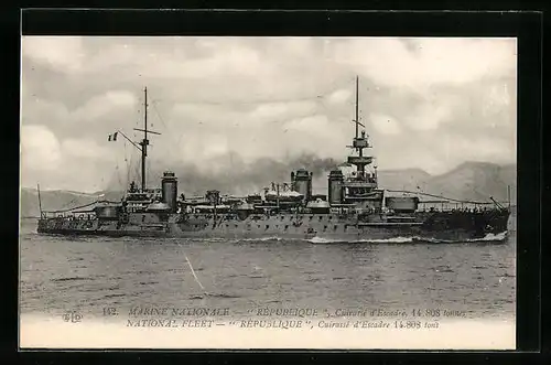 AK Französisches Schlachtschiff République gibt Volldampf