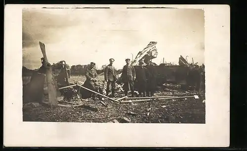 Foto-AK Deutsche Soldaten beim Bergen abgestürzter Militärflugzeuge