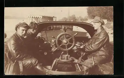 Foto-AK Passanten an Bord eines Österr. Dampfers der Stadt Wien