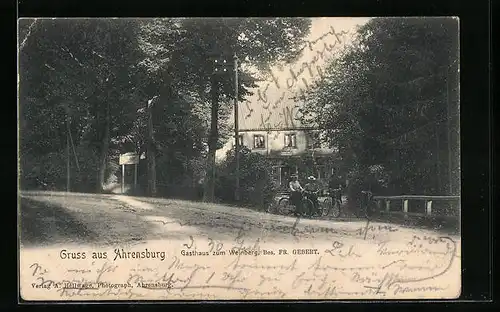 AK Ahrensburg, Radler vor dem Gasthaus zum Weinberg