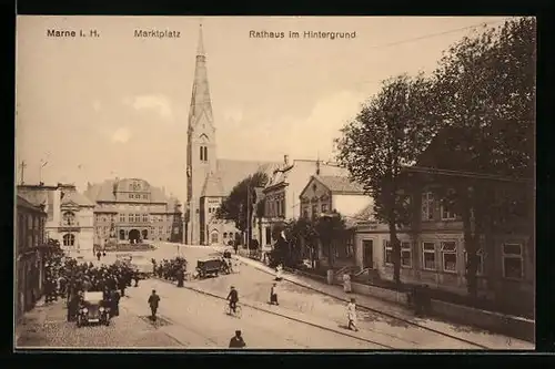 AK Marne i. H., Strassenpartie am Marktplatz mit Blick zum Rathaus