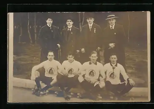 AK Rollschuh-Mannschaft in Trikots und Anzügen