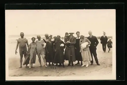 AK Menschen in Bademode am Strand