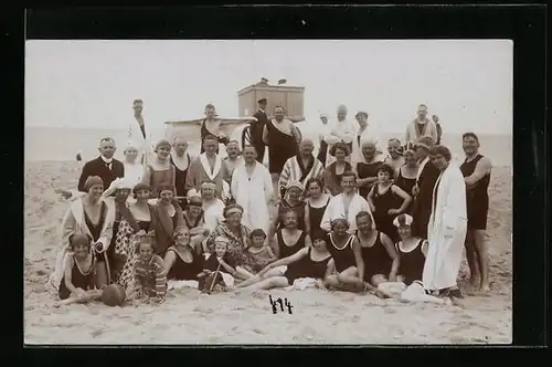 AK Menschen in Bademode am Strand