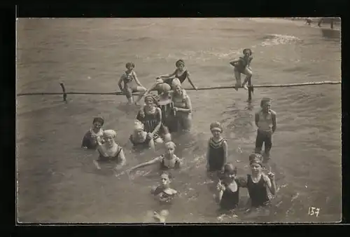 AK Menschen in Bademode im Wasser