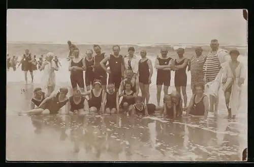 AK Menschen in Bademode am Strand