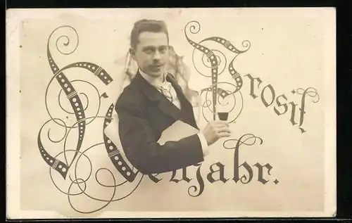 AK Junger Mann im Anzug stösst auf das neue Jahr an