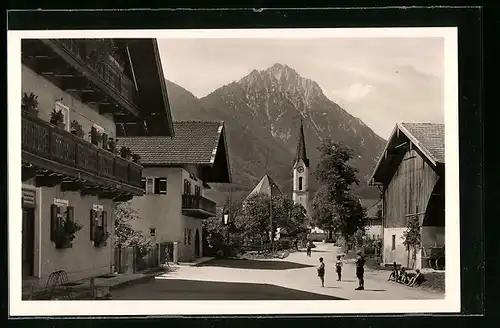 AK Piding /Obb., Strassenpartie mit Kirche gegen Hohenstaufen