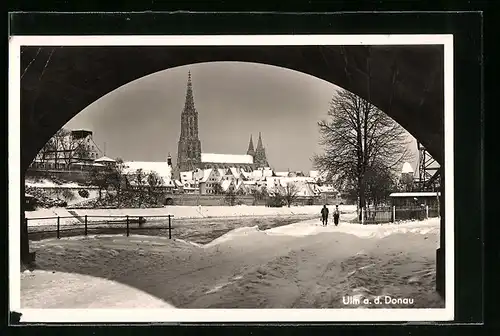 AK Ulm a. d. Donau, Blick von einem Brückenbogen zum winterlichen Münster