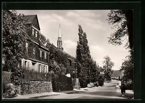AK Reinsdorf /Kr. Zwickau, Blick auf Wohnhäuser und den Kirchturm