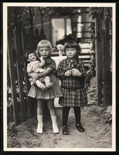 Fotografie Mädchen zünftig gekleidet mit Puppe, Doll