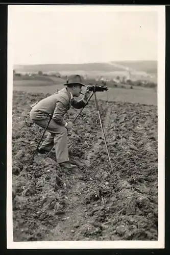 Fotografie Fotograf mit Fotoapparat auf Stativ bei der Arbeit fotografiert
