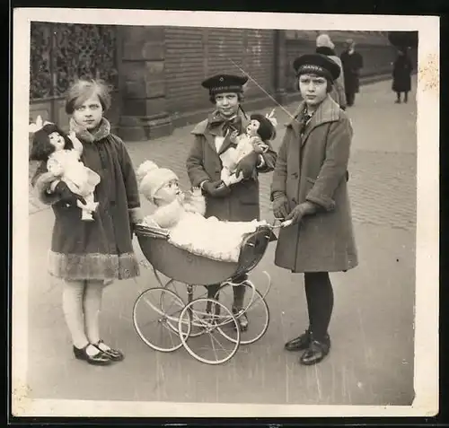 Fotografie Mädchen mit Puppe & Puppenwagen in Köln, Doll Pram