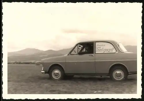 Fotografie Auto, PKW mit Fenster-Reklame maurice Trintignant