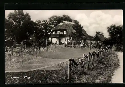 AK Glowe /Rügen, Haus hinter Rasen mit ausgebreiteten Fischernetzen