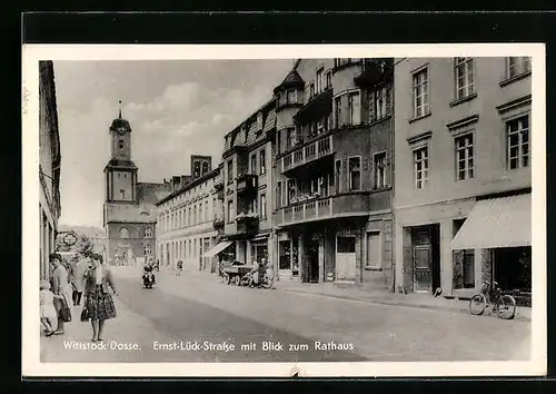 AK Wittstock /Dosse, Ernst-Lück-Strrasse mit Blick zum Rathaus