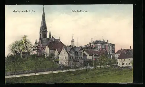AK Geringswalde i. Sa., Bahnhofstrasse mit Kirche