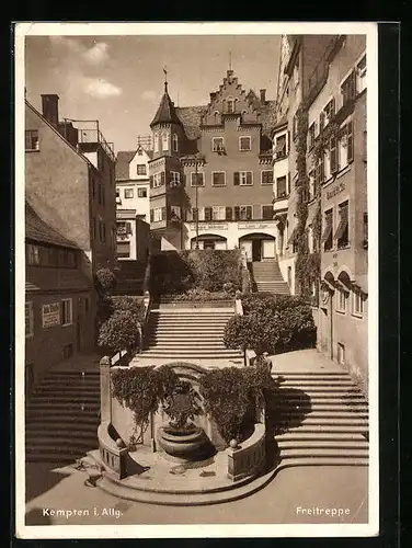 AK Kempten i. Allg., Freitreppe mit Geschäften und Brunnen