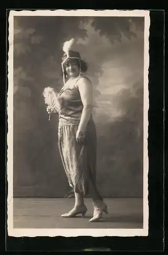 AK Beleibte Dame mit Faschings-Kopfbedeckung und Fächer