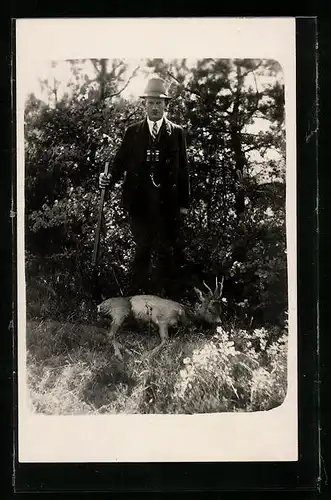 Foto-AK Ein Jäger posiert mit erlegtem Wild