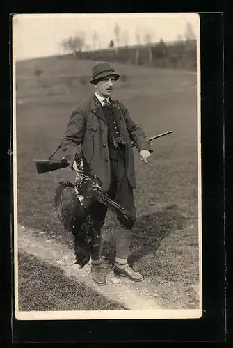 Foto-AK Jäger mit erlegtem Geflügel und Gewehr
