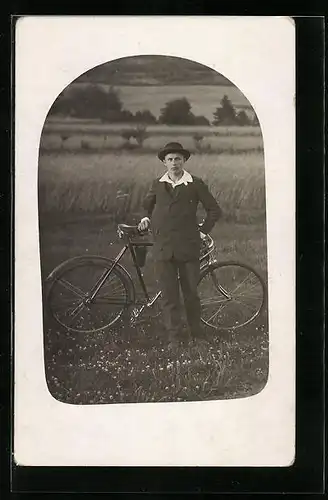 Foto-AK Junger Herr mit seinem rezentem Fahrrad im Kornfeld