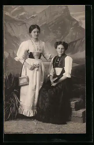 Foto-AK Junge Frauen in Tracht vor Studiokulisse