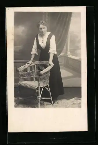 Foto-AK Junge Frau im Kleid vor Studiokulisse