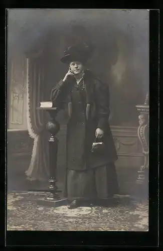 Foto-AK Dame mit Pelz vor Studiokulisse